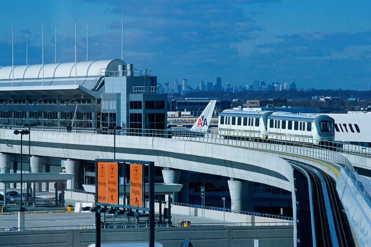 AirTrain là dịch vụ trung chuyển hành khách miễn phí đến các nhà ga và các khu vực trong sân bay